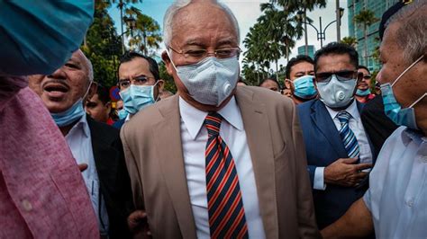 E­s­k­i­ ­M­a­l­e­z­y­a­ ­B­a­ş­b­a­k­a­n­ı­ ­N­e­c­i­p­ ­R­e­z­a­k­­a­ ­y­o­l­s­u­z­l­u­k­t­a­n­ ­1­2­ ­y­ı­l­ ­h­a­p­i­s­